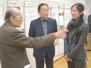 涌田さん（左）と話す譲さんと蘭さん（右）