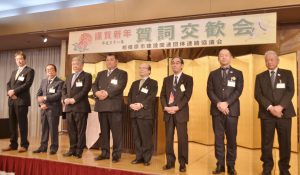 登壇してあいさつする各団体の代表ら