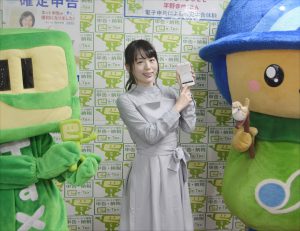 スマートフォンからの確定申告をアピールする平野さん