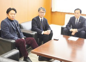 加山市長（右）と話す原監督（左）と藤田教授