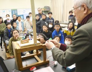 田中さんの実験を熱心に観察する児童ら