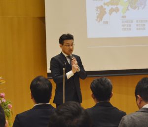 あいさつする田中支部長