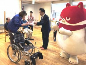 柴胡苑へ車椅子を届けたマルハン関係者