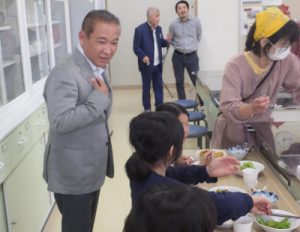 無料食堂の子供と接する本村市長