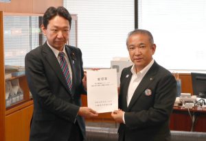 上野政務官(左)に要望書を手渡す本村市長