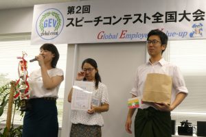 受賞を喜ぶ最優秀賞チームのメンバー