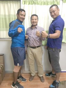 右から岡川さん、ラクヘ副委員長、マハラジャン選手