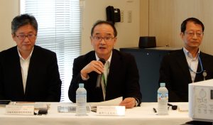 記者会見に応じる梶野社長（写真中央）