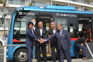 試乗を終えた黒岩知事（左から2人目）ら