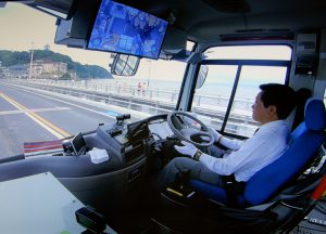 自動運転で江の島大橋を渡るバス