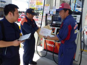 販売店関係者に身分確認を求める職員ら