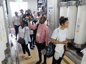 膜ろ過装置を見学するアフリカからの視察団
