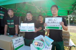 チャリティー活動に参加するダイボ選手ら