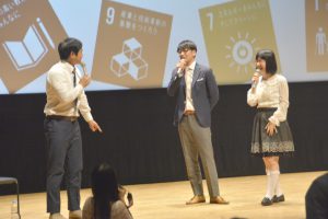 ハマカーンの２人とＳＤＧｓを説明するたかまつさん（右）