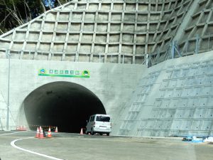 新トンネルと台風で崩落があった斜面（右側）