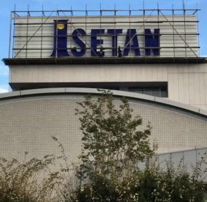 足場が組まれた屋上看板＝３０日、和田祐太さん撮影