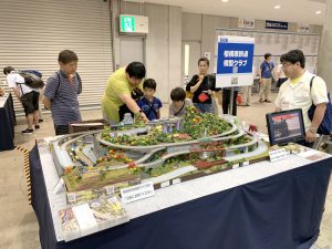 来場した子どもに運転方法を教えるメンバー