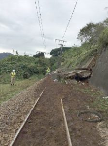 中央線の崩落個所＝相模原市