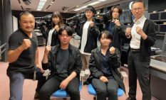 放送芸術科の石川科長（右）と学生８人、岡川さん（左）