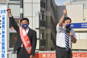 長友氏の応援演説に立つ枝野代表＝10月9日、JR橋本駅前（相模経済新聞社撮影）