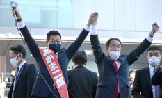 選挙戦最終日に相模大野入りした岸田首相（右）