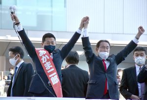 選挙戦最終日に相模大野入りした岸田首相（右）