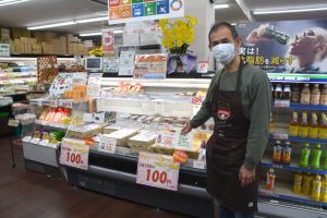 低価格の理由を説明する松田店長