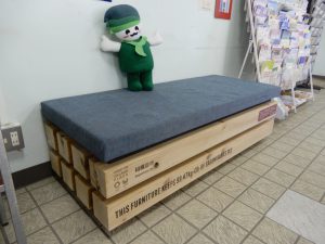 津久井総合事務所に設置された五輪返却木材のソファ