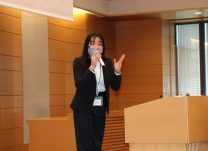 日本語で熱弁を振るうノフィタヤニさん