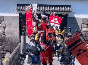 武者行列で馬上の人となった小田原市長