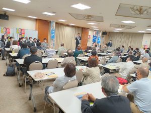 出馬に向け県議辞職を報告した寺崎氏