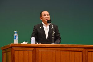 後援者らに市政の近況を説明する本村市長