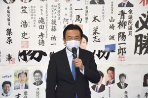 敗戦の弁を述べる寺崎氏＝記者撮影