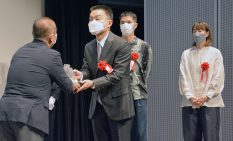 本村市長から表彰を受ける鎌田氏と、新人賞の岸さん、中井さん（右）