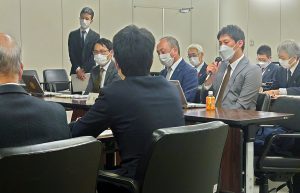 専門部会で説明するSC相模原の現新経営者＝1月10日