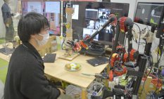 食事支援ロボットを実演する神奈工大研究室