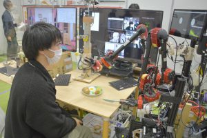 食事支援ロボットを実演する神奈工大研究室