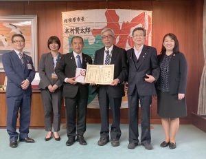 本村市長に目録を手渡す山本さん（右から3人目）、尾作さん、平岩さん
