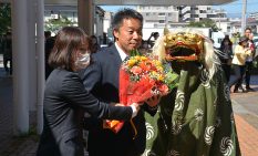 花束と上草柳の獅子舞に迎えられる新市長