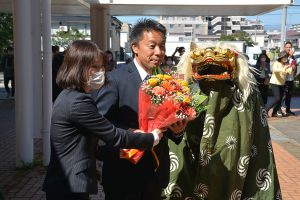 花束と上草柳の獅子舞に迎えられる新市長