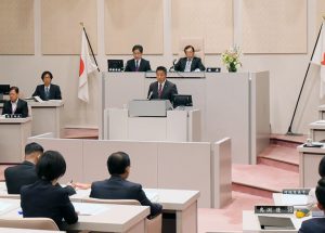 市議会で就任後初の所信表明を行う古谷田市長