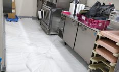 厨房の床面を泡で自動洗浄するアワシャーR