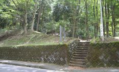 住民有志によって慰霊碑が建立されている「地震峠」