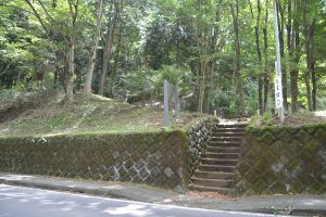 住民有志によって慰霊碑が建立されている「地震峠」