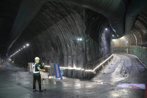右がトンネル工事のために中央道の地下を横断する作業用トンネル、左は新トンネル本線（東京方面）