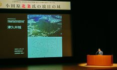 津久井城跡の発掘調査について報告する齊藤さん（相模原市教育委）