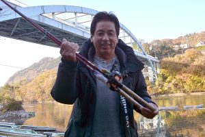 相模湖湖畔でウェブ３時代のルアーを開発する古沢さん＝本紙記者撮影