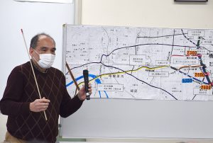 橋本駅周辺の交通量を解説する篭島氏