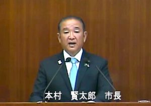 市議会に条例案を提出した本村市長＝議会中継から抜粋