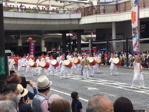 町田駅前で沖縄のエイサーが踊られるフェスタまちだ
